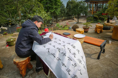 手繪鄉(xiāng)村畫卷 助力鄉(xiāng)村振興 三峽文藝創(chuàng)作者為基層老百姓送&ldquo;精神產(chǎn)品&rdquo;